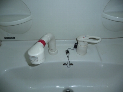 3 工事前 シャワーのところが割れてテープを貼ってあります-1