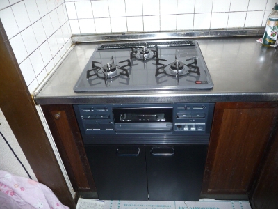 2 工事後 きれいなコンロと下はキャビネットに交換-1