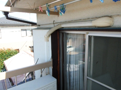 2 工事前 10年も経つと大分エアコンカバーも痛んできます-1