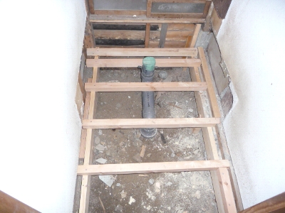 2 工事中 床の張替えです-1