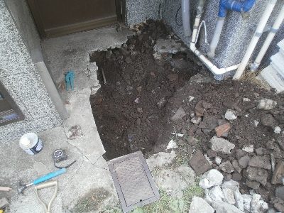 2 コンクリートを壊し配管部分を探しでしました。-1