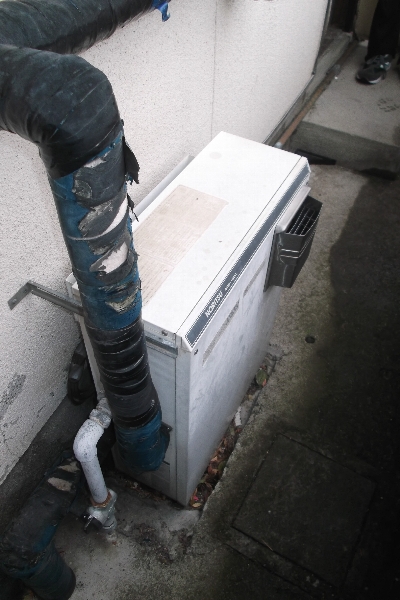 1 工事前 30年近く経過した給湯器の故障-1