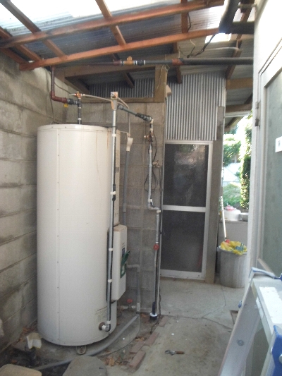 4 工事前 古い電気温水器-1