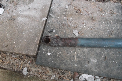 2 漏水していた配管通常の配管の厚さの半分もありませんでした。-1