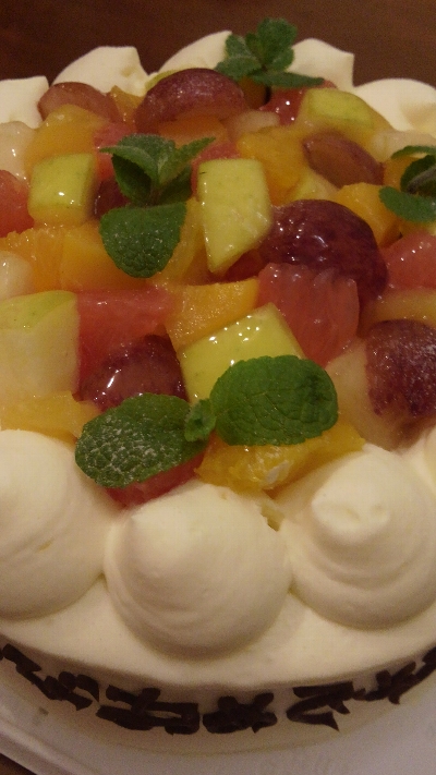 1 リクエストに応えて『食いしん坊ケーキ』を作ってくれました。旬の果物がいっぱい-1