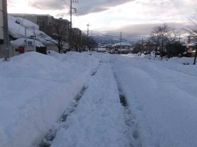 3 会社の前の道もこの通り。車で出歩くのはやめたほうがよいでしょう