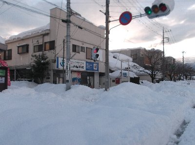 2 住まいのふるやも雪に埋もれてます。