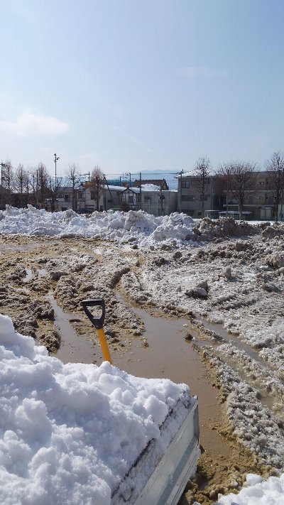 2 小学校のグランドに解けた雪がいっぱい
