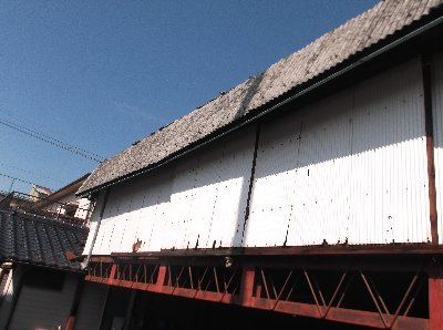 3 倉庫の屋根が半分折れたお宅もありました。