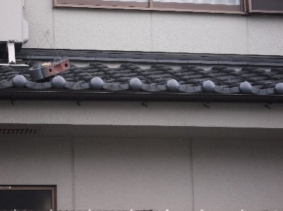 4 屋根の鬼瓦が落ちたお宅もあります。