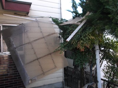 5 突風で駐輪場の屋根もこんな状態に