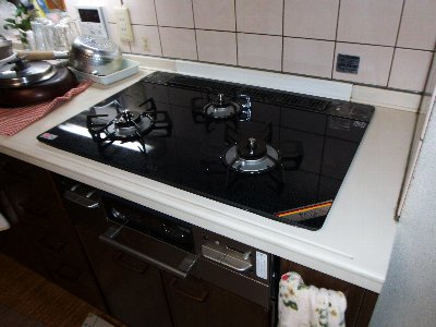 2 工事後 最近のコンロは掃除のしやすさが売りです。ある程度のお値段のものは、汚れが入りにくい構造になっています