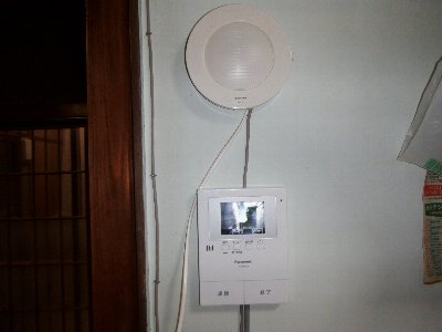 3 モニターの直ぐ近くにも1台