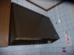 P1110764-1 リフォーム前・屋内レンジフード